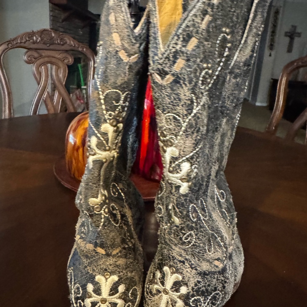 Corral by Buckle Inc Embroidered Distressed Black Heeled Boots. worn twice. - Picture 4 of 5
